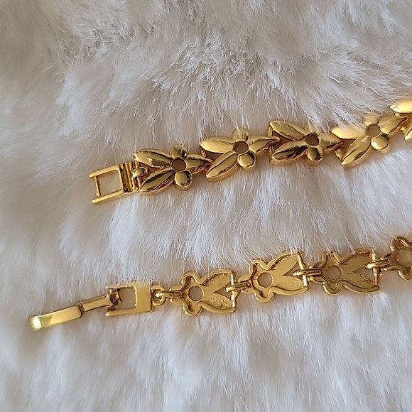 Gorgeous Rhinestone Bracelet Goldtone - Picture 2 of 4